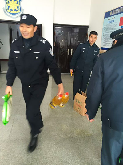 队员领取春节物资