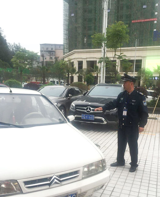 指挥车辆有序停放