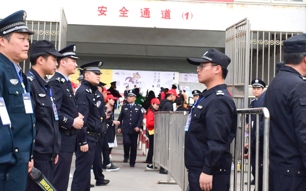 内场入口待命