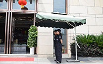 烈日当头，他们用青春扛起使命担当