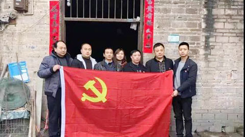 走访慰问困难队员，主题党日温暖人心