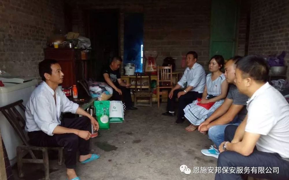 公司支部成员到困难员工瞿自国家中走访慰问