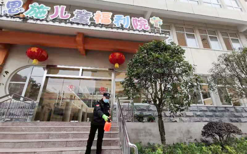 朱江给福利院进行消毒