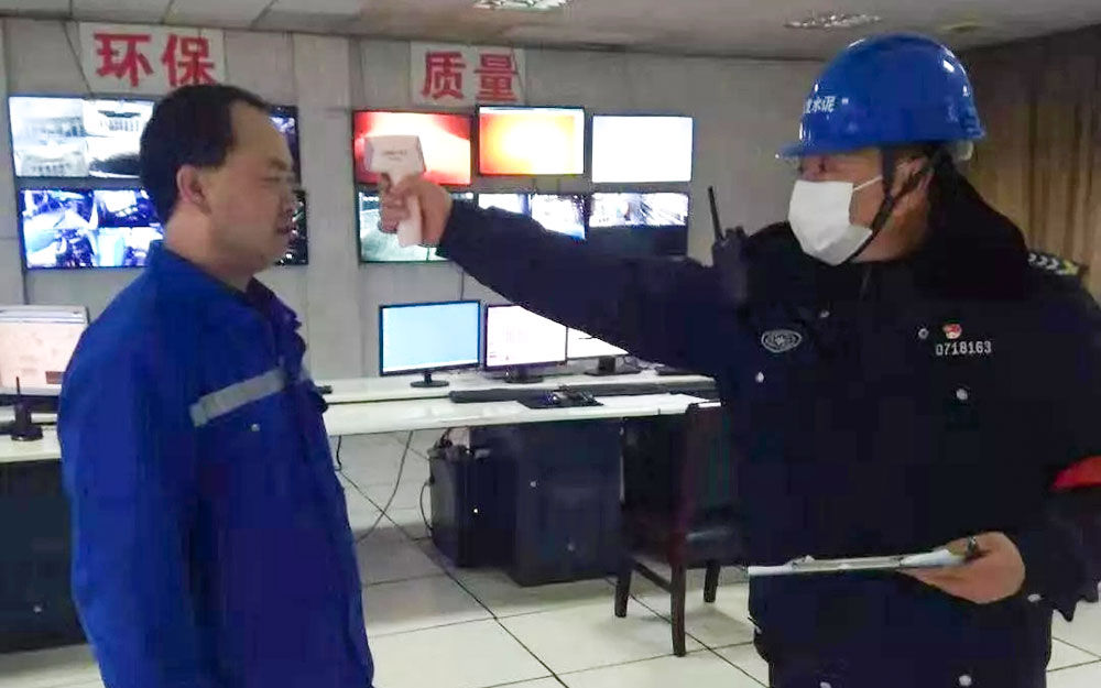 熊先满为厂区职工做测温登记