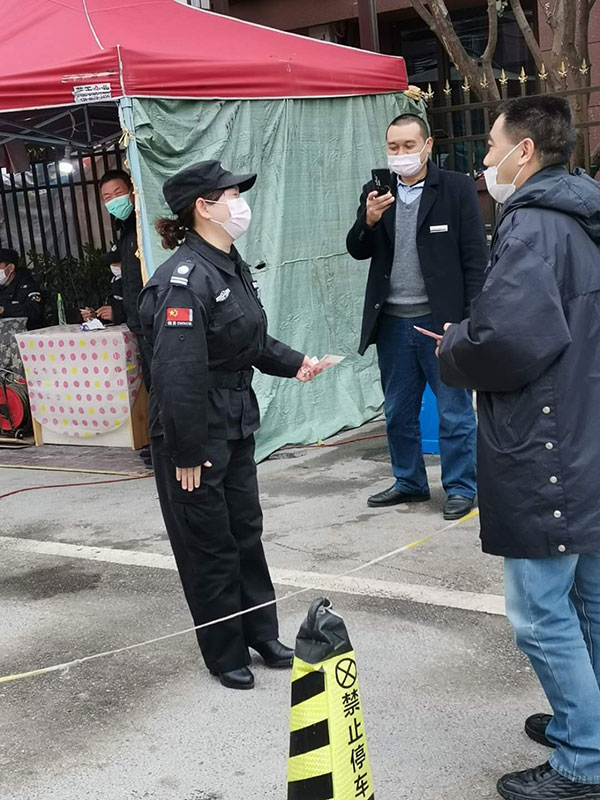 看望慰问值守“疫”线的女保安
