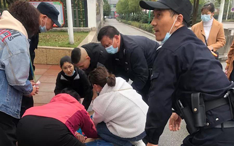 智救路边晕倒家长，保安：“出手救人是一种本能”