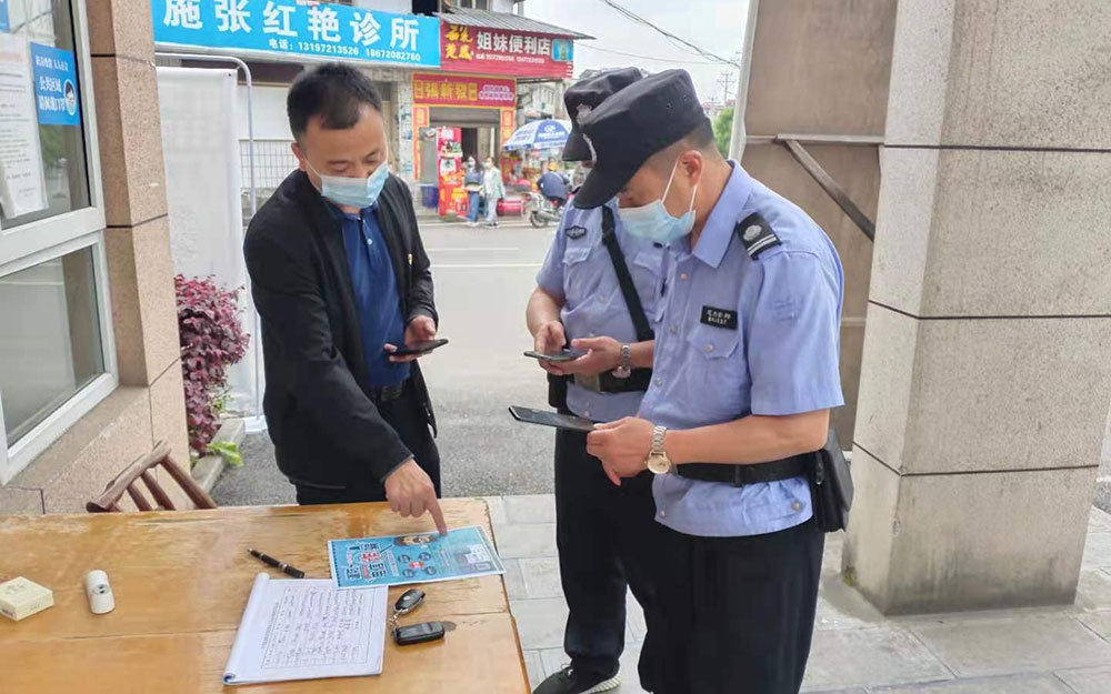 向队员发放反诈宣传单