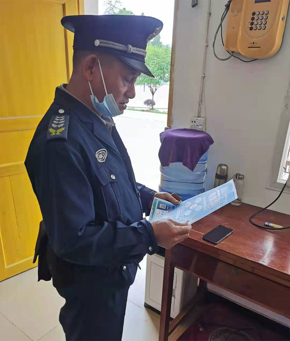 向队员发放反诈宣传单