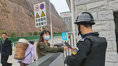 校园保安拾金不昧传递温暖