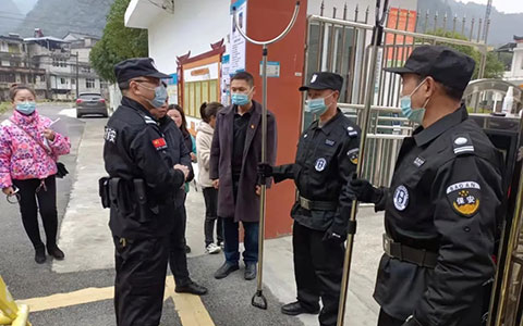开学第一天，安邦公司为校园安全保驾护航