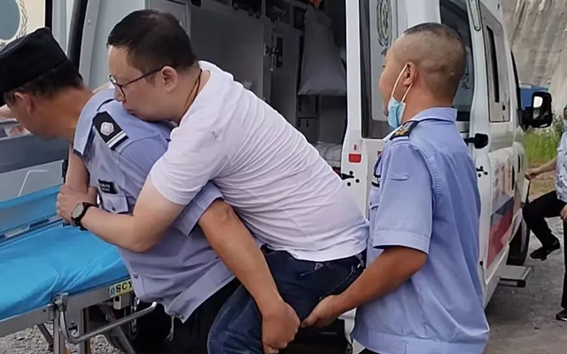 点赞！2名保安合力将晕倒游客背下山救治